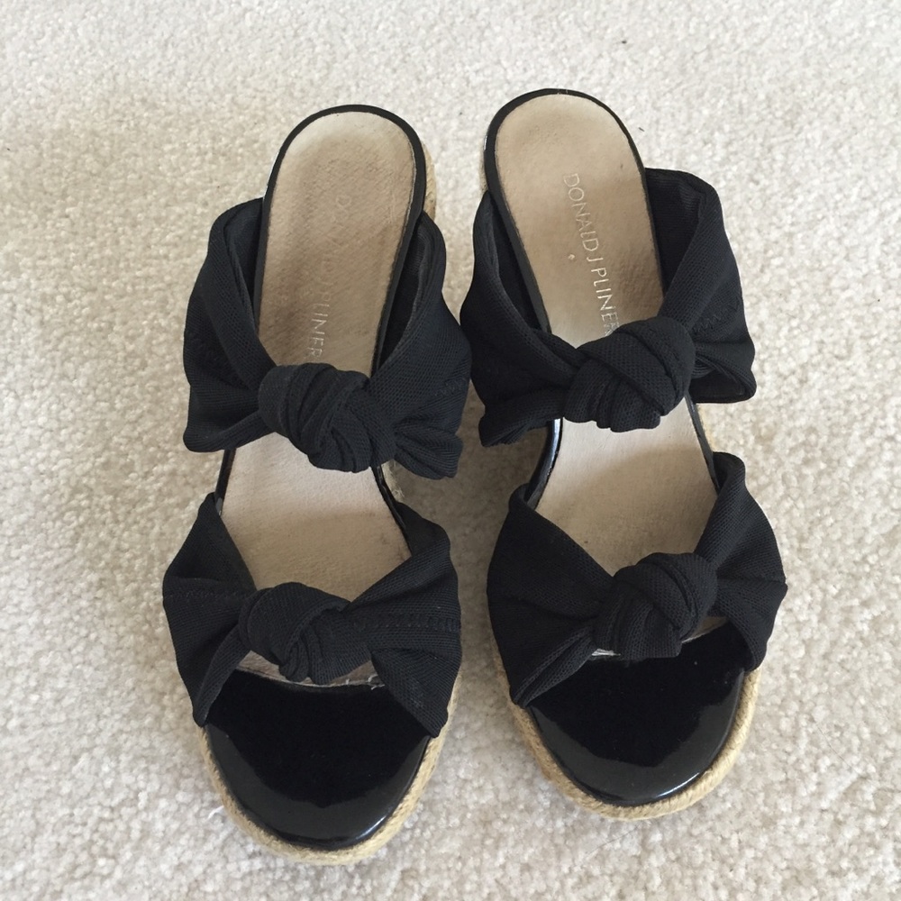 Black wedges, superrr cute